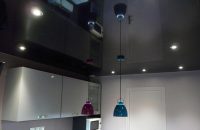 plafond-tendu-noir-laque-cuisine-eclairage