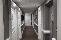 couloir-plafond-tendu-gris-satine